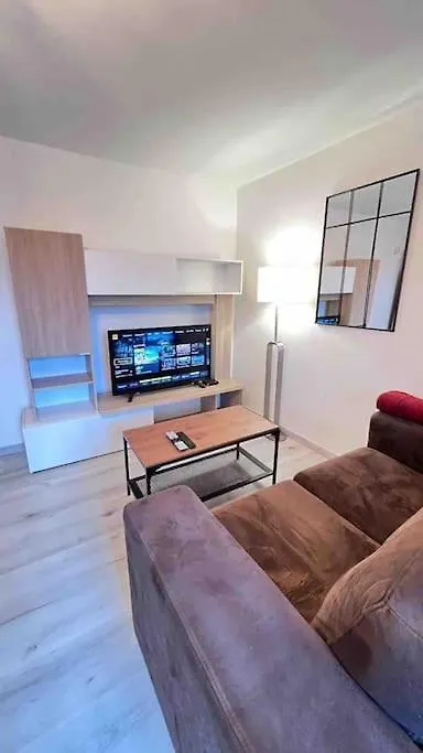 Logement Moderne Au Coeur Du Village Saint-Georges-de-Luzençon 0*,