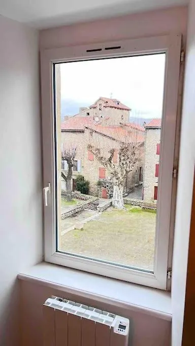 Logement Moderne Au Coeur Du Village Saint-Georges-de-Luzençon France