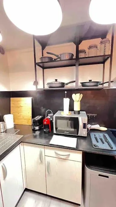 Logement Moderne Au Coeur Du Village Saint-Georges-de-Luzencon Apartment