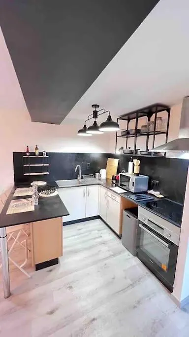 Logement Moderne Au Coeur Du Village Saint-Georges-de-Luzencon Apartment