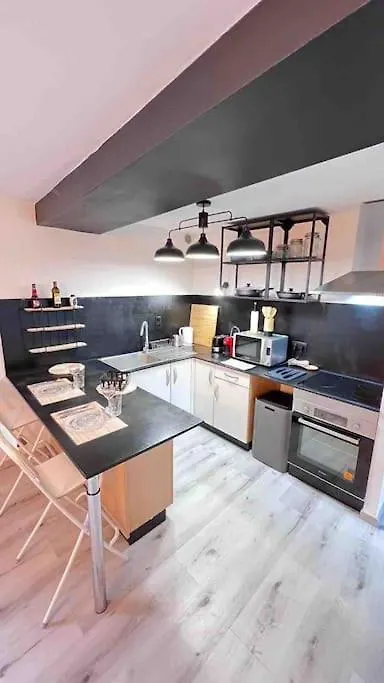 Logement Moderne Au Coeur Du Village Saint-Georges-de-Luzencon Apartment