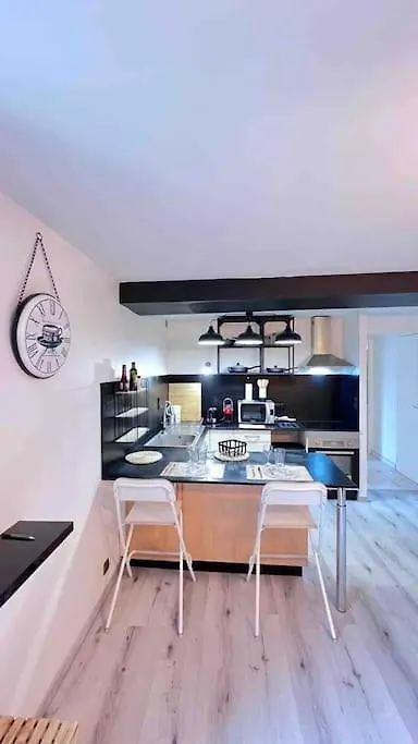 Logement Moderne Au Coeur Du Village Saint-Georges-de-Luzencon 0*,
