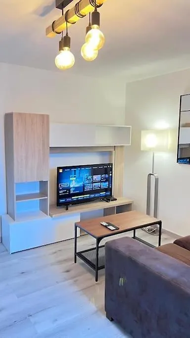 Logement Moderne Au Coeur Du Village Saint-Georges-de-Luzencon Apartment