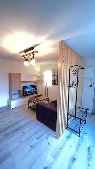 Logement Moderne Au Coeur Du Village Saint-Georges-de-Luzencon