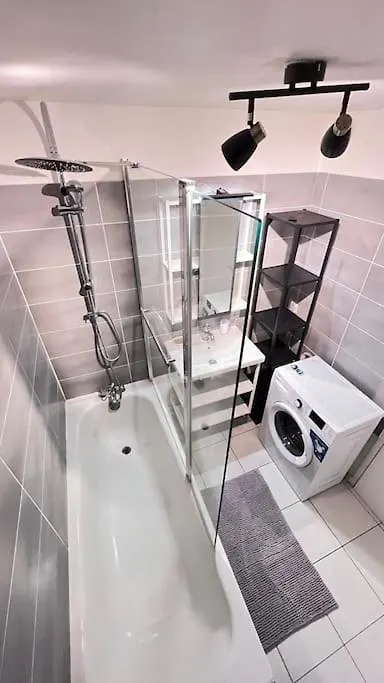 Logement Moderne Au Coeur Du Village Saint-Georges-de-Luzencon